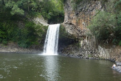 La cascade qui alimente la bassin de la Paix