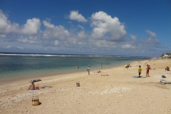 La vaste plage longeant Saint-Pierre