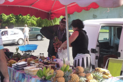 Vente de fruits au pont suspendu de la Rivière de l'Est