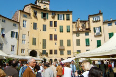 Piazza Anfiteatro et marché aux fleurs