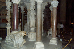 Pise, les piliers de la chaire du Duomo