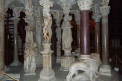 Pise, les piliers de la chaire du Duomo