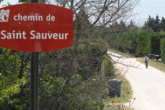 Prendre à droite sur le chemin Saint Sauveur